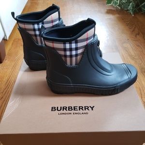 *Almost new* Women's Burberry Rain Boots